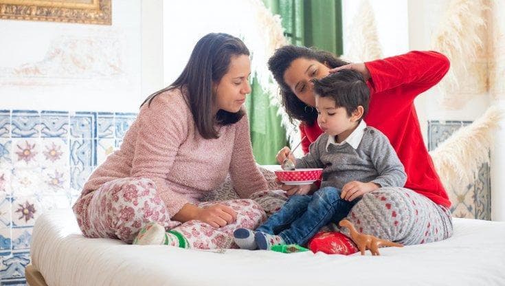 La decisione shock della procura di Padova: impugnati 33 atti di nascita dal 2017 a oggi. "Sono illegittimi, i bimbi non possono essere figli di due donne"