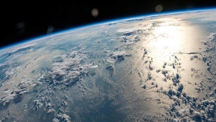 Lo studio: "Gli umani hanno estratto talmente tanta acqua dal sottosuolo che l'asse della Terra si è spostato"