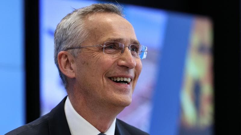 Proroga per Stoltenberg: per il successore alla Nato spunta l’ipotesi Sánchez