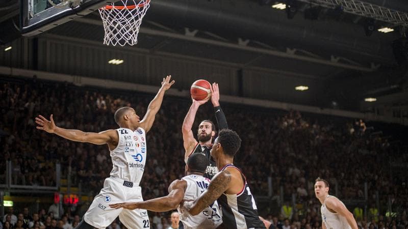 Una fase della partita alla Segafredo Arena di Bologna

