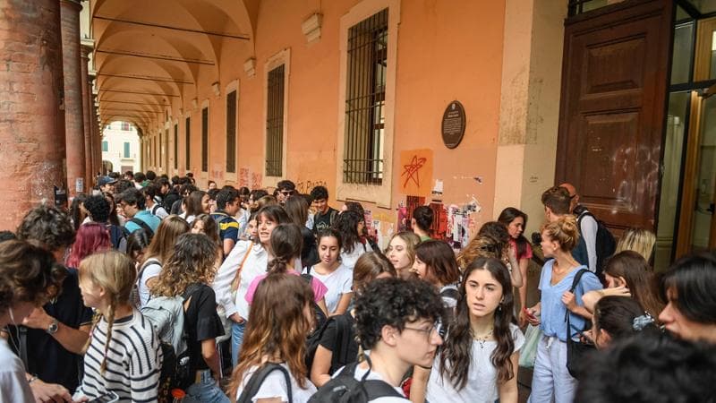 Maturità, la seconda prova: al Classico Seneca per la versione di latino, allo Scientifico problemi con funzioni. Stiglitz a Scienze Umane, l’inclusività all’istituto tecnico e al Linguistico Barack Obama