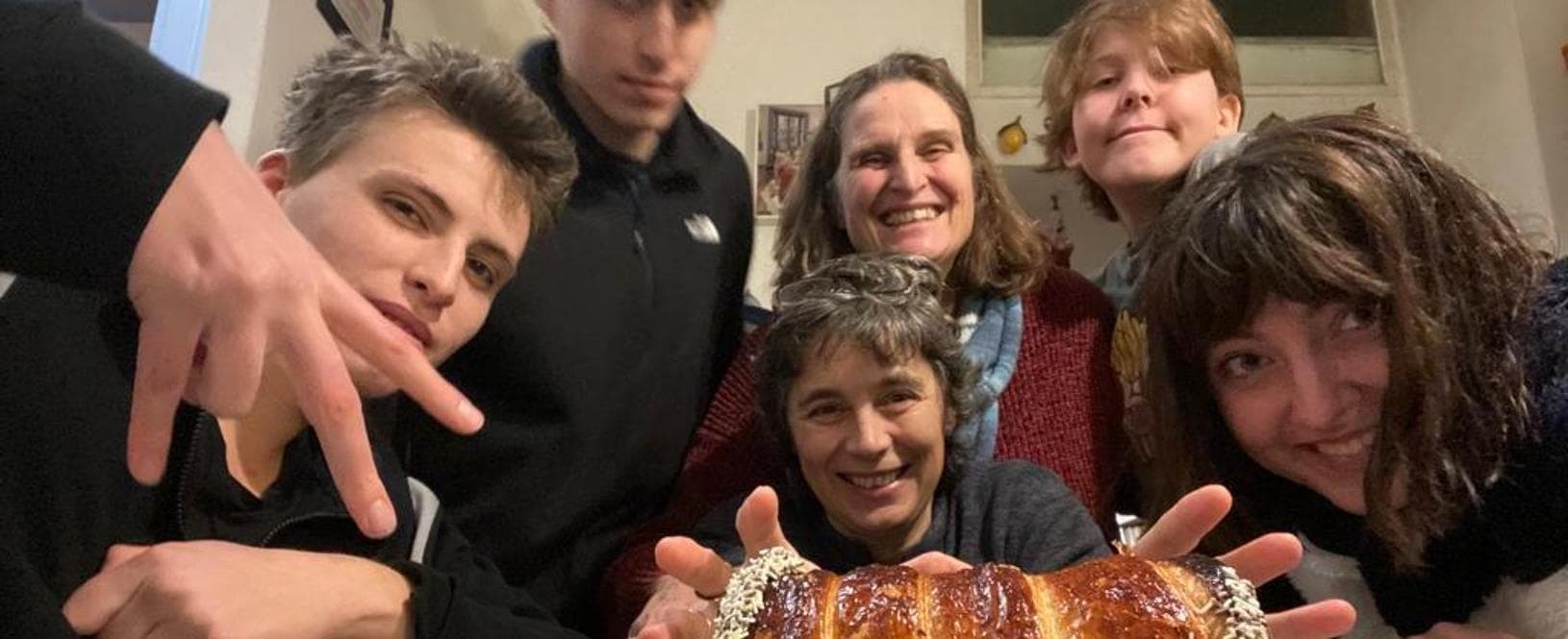 Margherita Fiengo Pardi (a destra) con le due mamme e i tre fratelli
