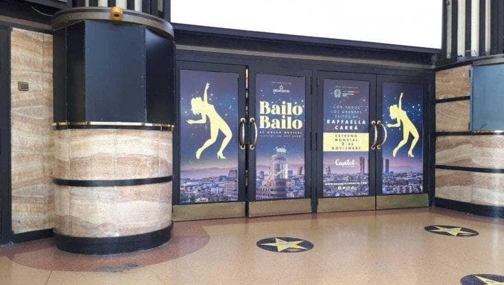 Insegne, foto e manifesti. A Madrid è Raffaella Carrà mania. Un musical per gli 80 anni dell'artista