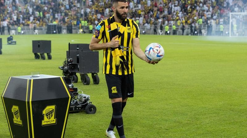 Karim Benzema durante la sua presentazione all'Al Ittihad, allo stadio Al-Jawhara di Gedda
