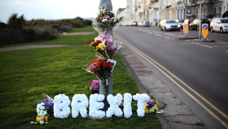 Nella foto, un altarino: che la Brexit riposi in pace (Getty Images)
