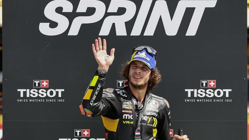 Marco Bezzecchi sul podio dopo la vittoria della gara sprint
