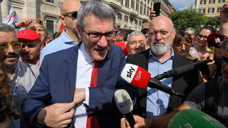 Maurizio Landini, segretario della Cgil. A destra, Stefano Bonaccini
