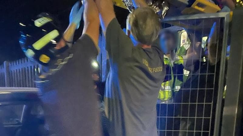 Donna muore nell’incendio della casa a Trieste, ferito il figlio