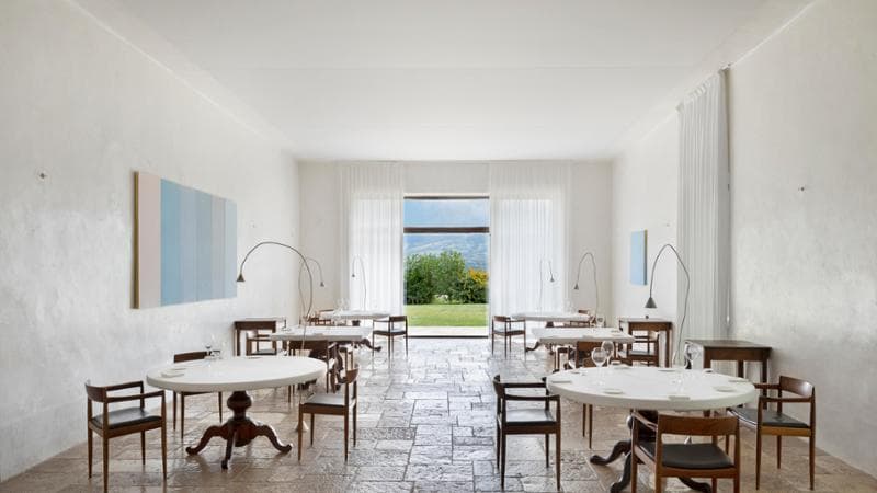 La sala del ristorante Reale nel concento di Casadonna &copy; helenio barbetta
