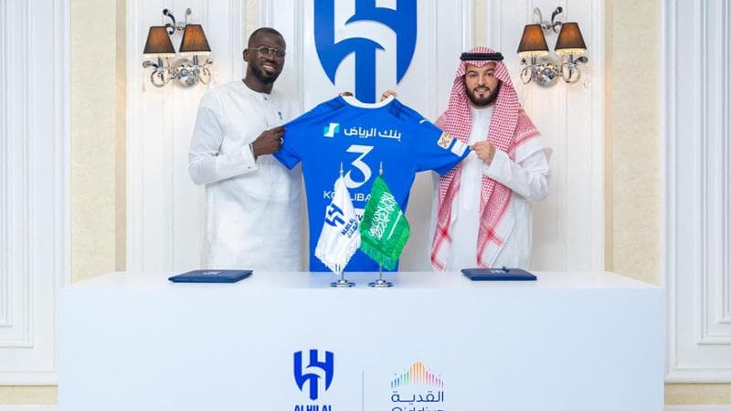 Kalidou Koulibaly posa col presidente dell'Al Hilal Fahad bin Nafel
