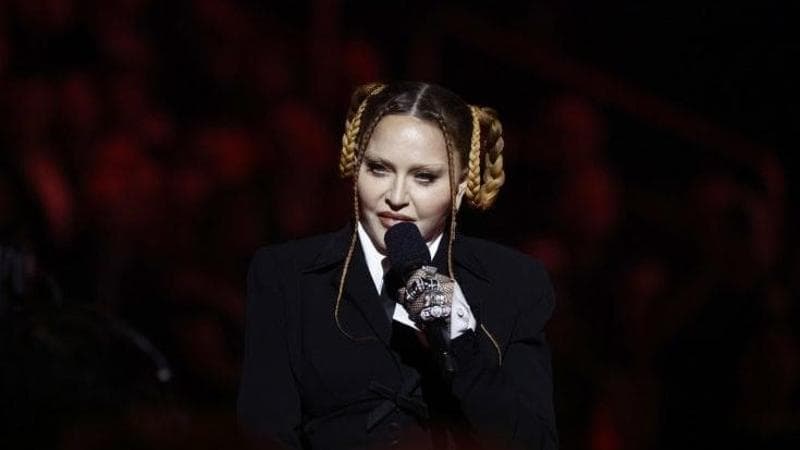 Madonna posticipa il tour mondiale per problemi di salute: “E’ stata diversi giorni in terapia intensiva”