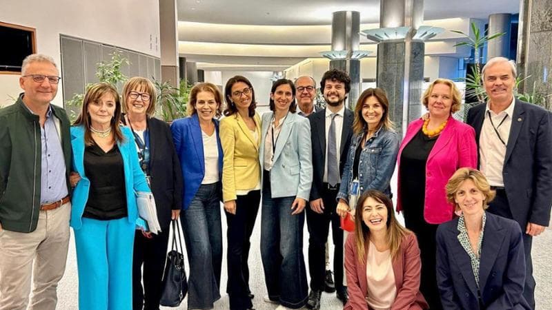 La segretaria del Pd Elly Schlein con gli eurodeputati del Pd prima dell'incontro con Metsola
