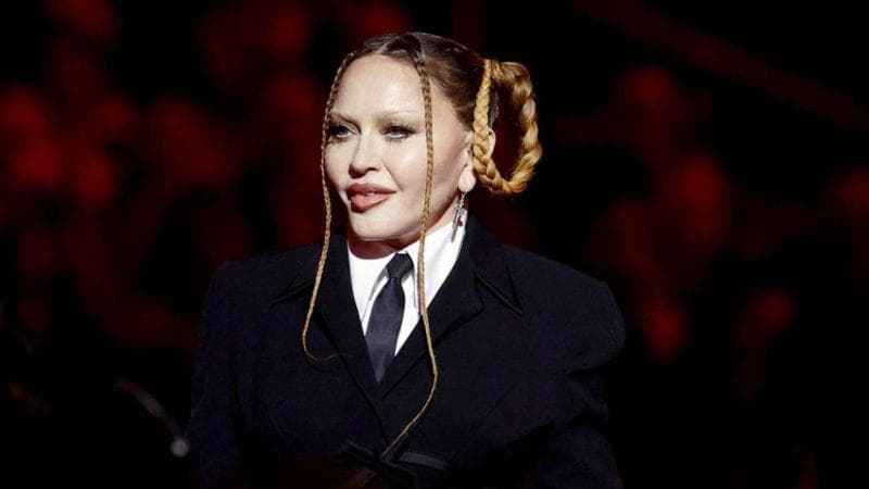 Madonna non è più intubata e sta meglio. Il manager: “È sulla strada del pieno recupero”