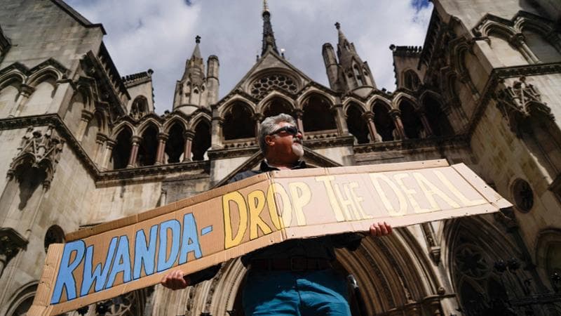Un uomo&nbsp;si oppone al provvedimento sui migranti del governo britannico
