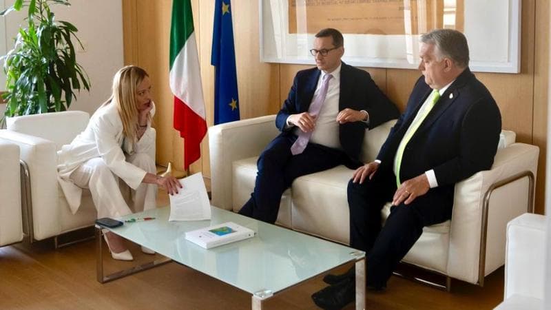 L'incontro a Bruxelles tra Meloni, Orban e Morawiecki
