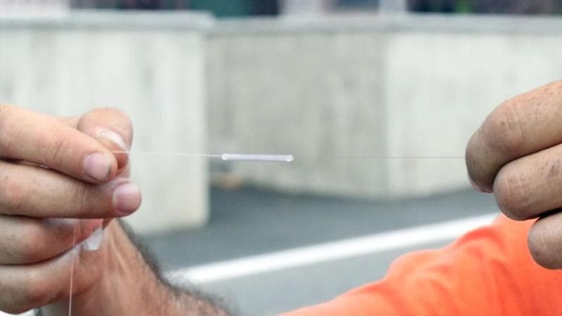 UN CAVO IN FIBRA OTTICA
