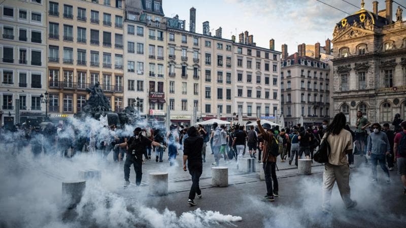 Francia, i blindati di Macron per sedare la rivolta: “Non fate uscire i vostri ragazzi”