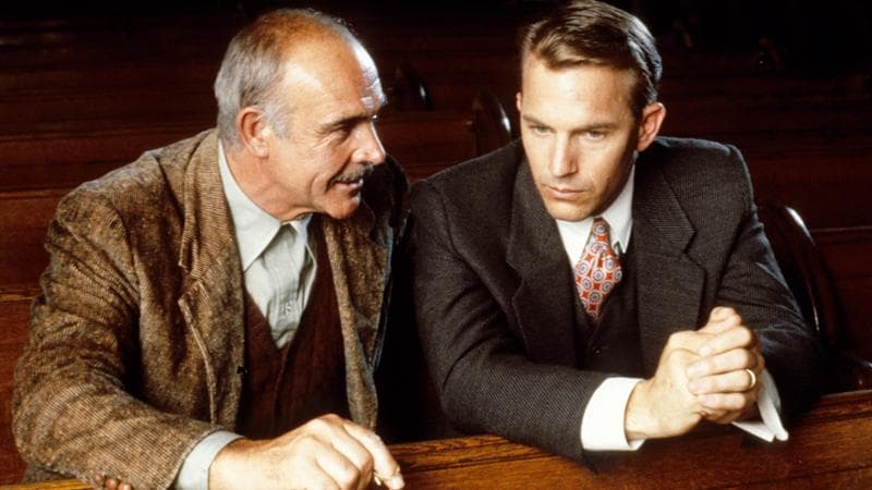 Costner, accanto a Sean Connery, in uno dei suoi ruoli pi&ugrave; celebri: Eliott Ness ne 'Gli intoccabili'
