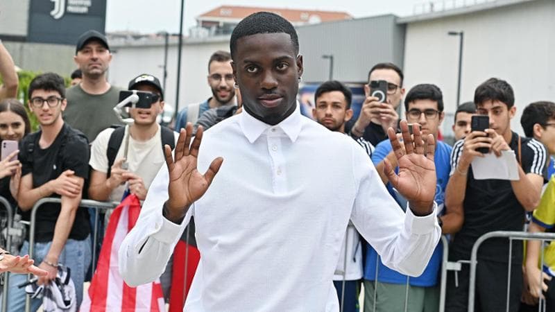 Weah saluta i tifosi all'arrivo per le visite mediche
