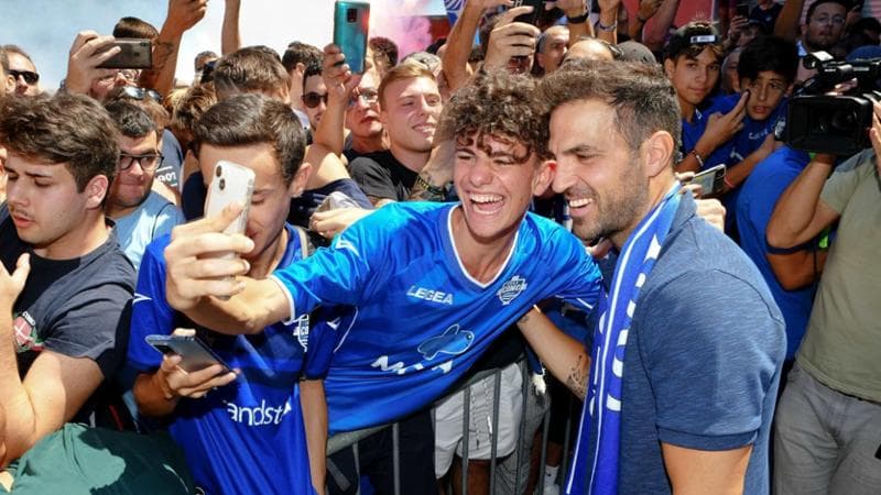 Fabregas salutato dai tifosi al suo arrivo a Como
