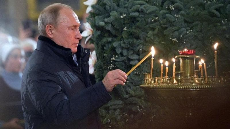 Il presidente della Russia Vladimir Putin nella cattedrale della Trasfigurazione di San Pietroburgo