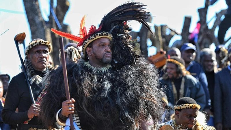 Sudafrica, il re degli Zulu ricoverato: “È stato avvelenato”. Ma il portavoce reale smentisce