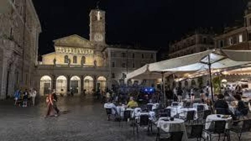 Salario minimo, dalla cameriera al vigilante: “Abbiamo toccato il fondo, facciamo la fame”. Le storie