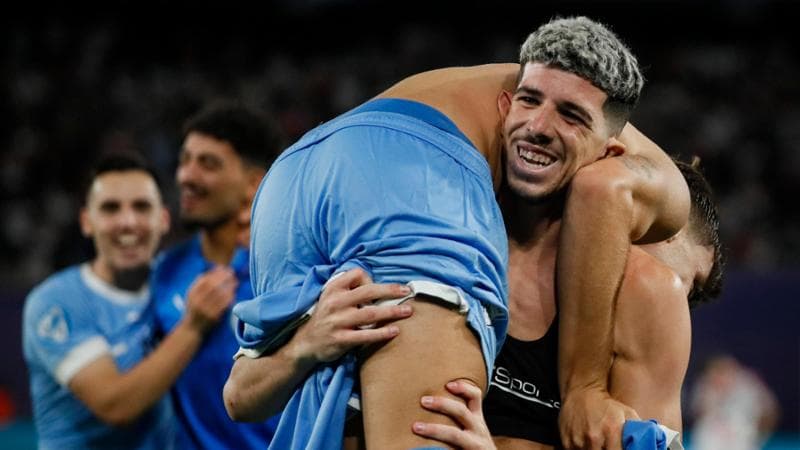 I giocatori di Israele festeggiano dopo la vittoria contro la Georgia nei quarti di finale dell'Europeo Under 21
