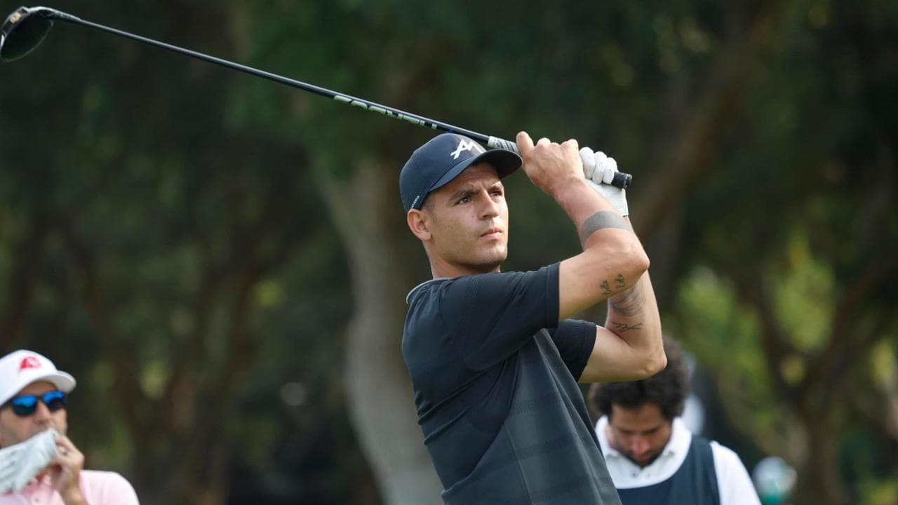 Morata si rilassa giocando a golf
