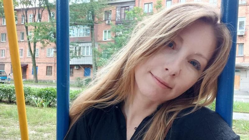 Morta la scrittrice e attivista Victoria Amelina, colpita nel raid a Kramatorsk: documentava i crimini di guerra russi
