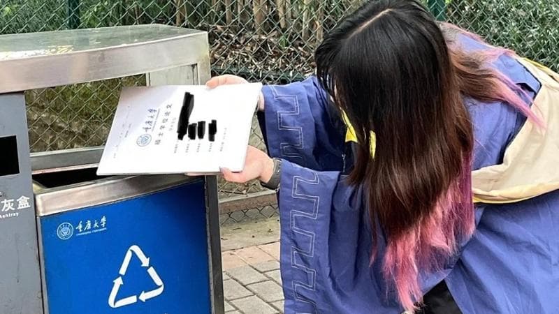 Cina, rivolta social dei neolaureati contro la disoccupazione: posano come zombi e gettano le tesi nell’immondizia