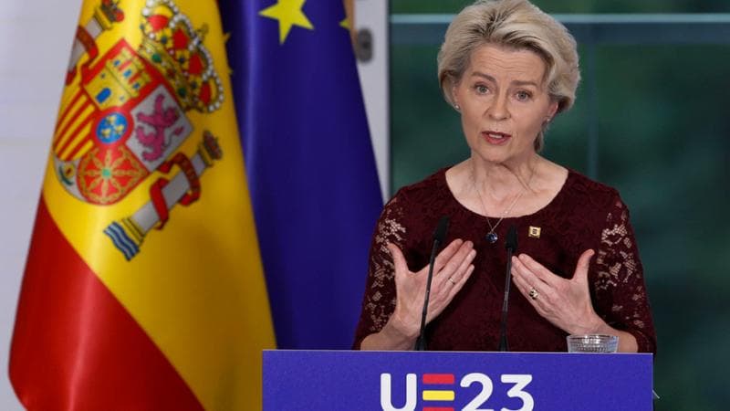 Ursula von der Leyen durante il suo viaggio a Madrid

