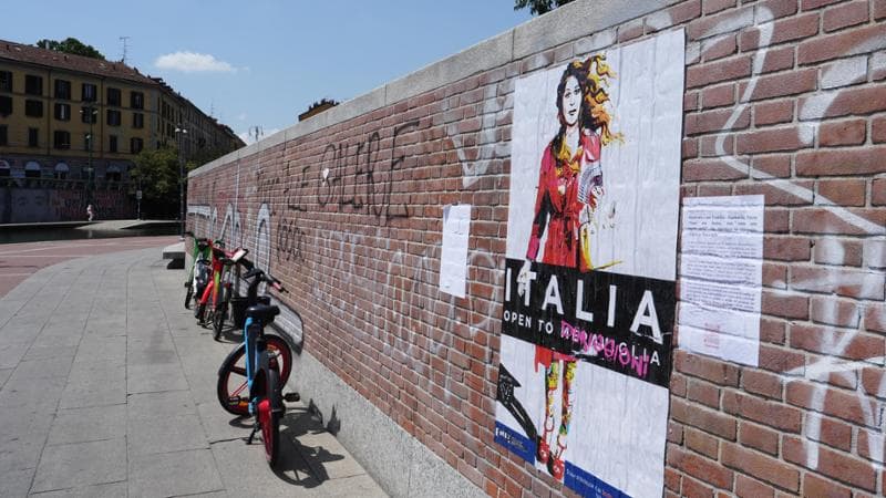 Un murale di protesta per invocare le dimissioni di Santanch&egrave; apparso alla Darsena di Milano, rivendicato da&nbsp;Cristina Donati Meyer
