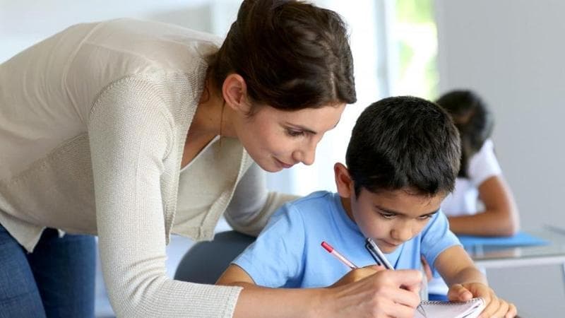 Parte la preselezione per gli insegnanti di sostegno: “Pochi posti e troppi precari. E chi soffre sono solo le famiglie”