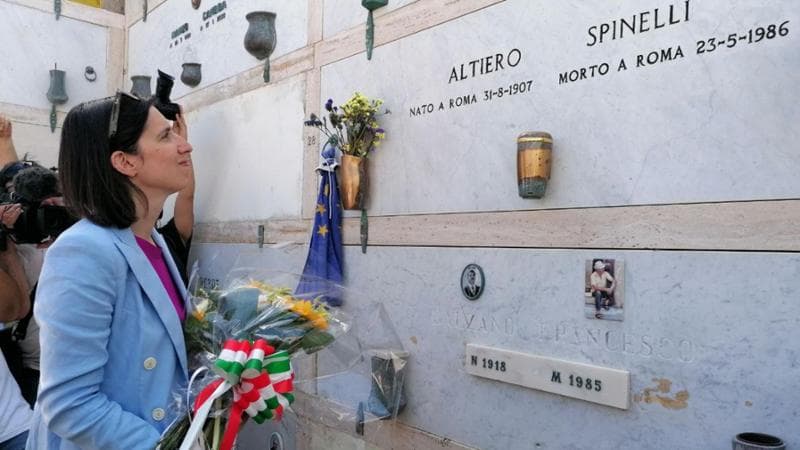 Schlein davanti alla tomba di Spinelli a Ventotene

