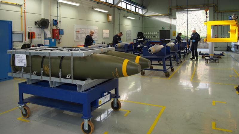 Nell’azienda italiana che produce i proiettili per l’esercito di Kiev