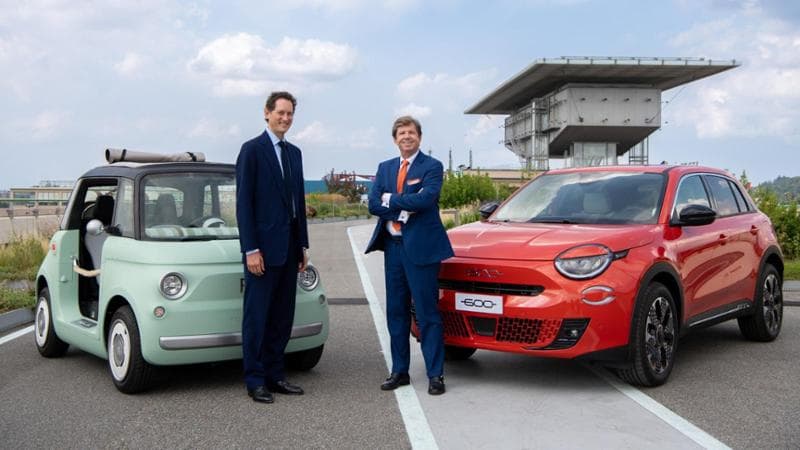 A sinistra il presidente di Stellantis, John Elkann, e la Topolino&nbsp;a destra il ceo del marchio&nbsp;Fiat, Olivier Francois, e la nuova 600&nbsp;

