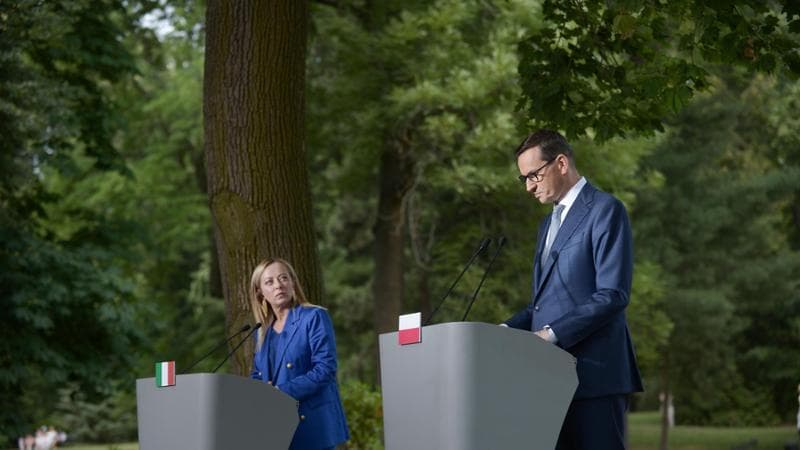 Meloni in Polonia, laddove si infrange il patto tra popolari e conservatori: “Proviamo ad aprire al Ppe’’. E sui migranti: ‘’Capisco lo stop di Varsavia sul diritto d’asilo’’