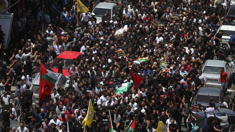Israele ritira le truppe da Jenin. Migliaia in corteo per i funerali dei 12 palestinesi uccisi