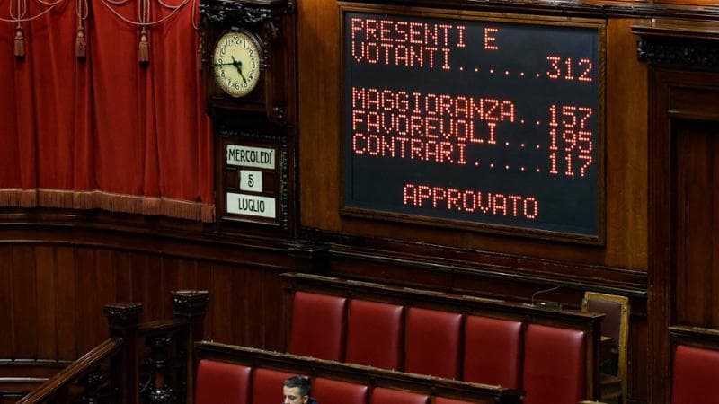 Mes, la maggioranza vota la sospensione della ratifica: se ne riparla in autunno. L’opposizione attacca: “Fuggono dalle responsabilità”