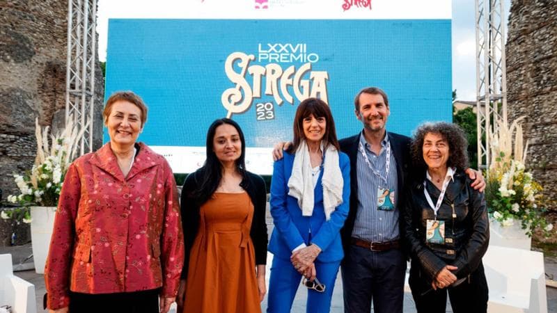 Da sinistra Loretta Santini, editrice di elliot, salita sul palco al posto della finalista Ada d'Adamo, scomparsa ad aprile; Rosella Postorino; Romana Petri; Andrea Canobbio; Maria Grazia Calandrone
