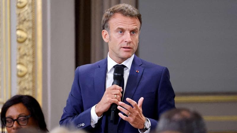 Francia, Macron pensa di limitare l’uso dei social in caso di nuove rivolte: critiche per la misura da regime autoritario
