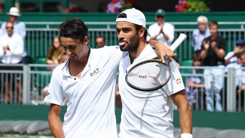 L'abbraccio a fine match tra Sonego e Berrettini
