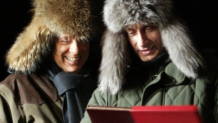 Silvio Berlusconi e Vladimir Putin col colbacco a Zavidovo nel 2003
