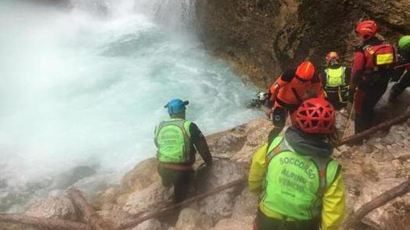 Donna cade per 50 metri alle Cascate di Fanes e muore. Era in comitiva ...