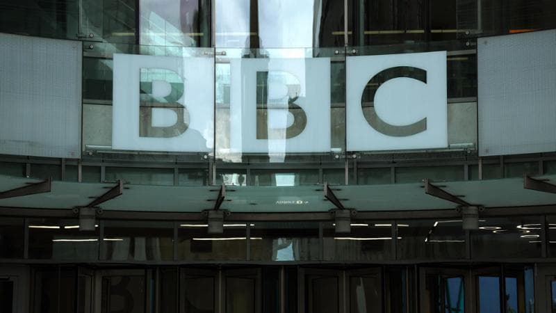 Nuovo scandalo alla Bbc: “45mila euro a un minore in cambio di sue foto porno”. Presentatore star sospeso