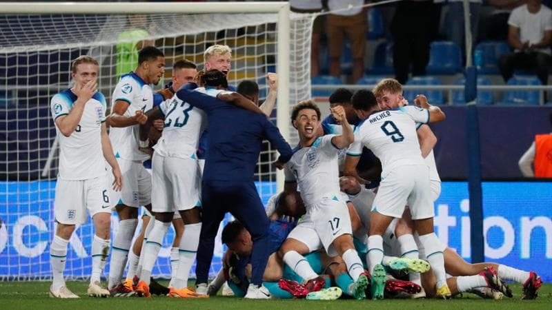 I giocatori dell'Inghilterra festeggiano a fine partita
