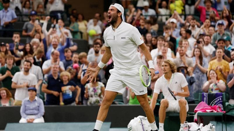 Matteo Berrettini. Sullo sfondo il suo avversario&nbsp;Alexander Zverev
