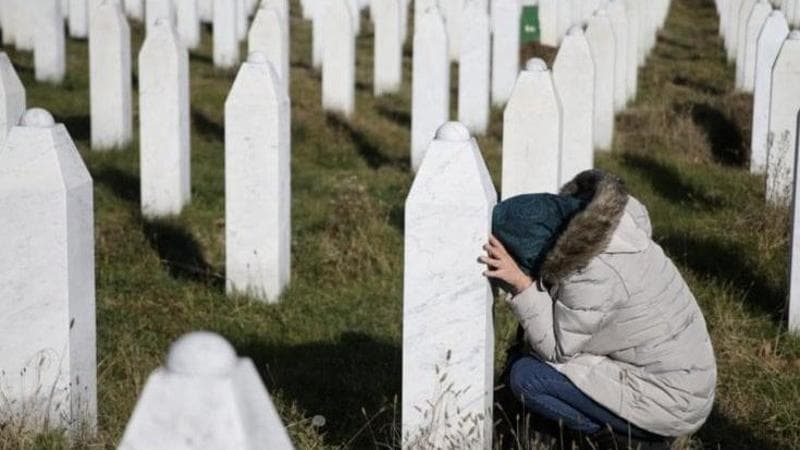 Srebrenica, in migliaia in marcia per commemorare la strage: altre 30 vittime identificate verso la sepoltura