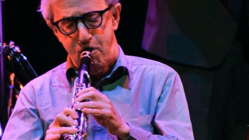 Woody Allen e il suo clarinetto, il regista premio Oscar suonerà a Milano e Roma
